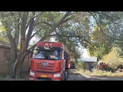 Il nostro distributore sta scaricando i prodotti nel magazzino.