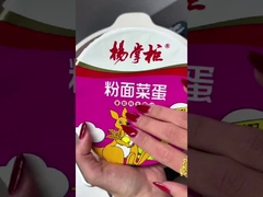 pasta istantanea, vermicelli, verdura e ovo a base di pomodoro