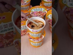 Fagioli istantanei, vermicelli, verdure e uova di sapore nuovo