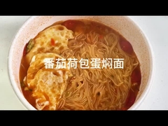 Delicious Instant Noodle Soup con metodo di cottura con acqua bollente e sapore di zuppa di pomodoro