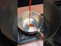 I noodles istantanei possono cucinare come una pentola.