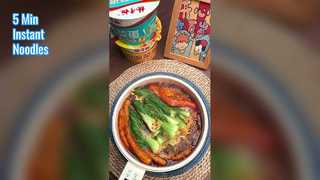 Pasto cinese veloce di 5 minuti di tagliatelle di patate dolci