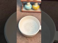 Gli spaghetti di pollo caldi con patatine al formaggio sono assolutamente deliziosi.
