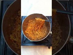 Ramen istantaneo piccante di tagliatelle coreane piccanti al sapore di pollo