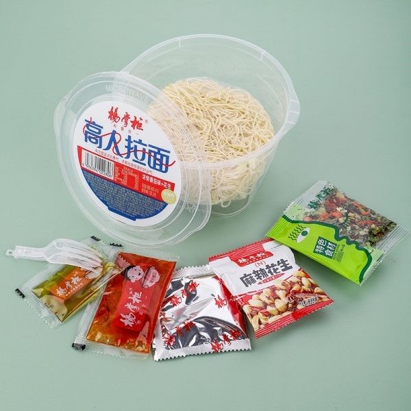Noodle istantanee di ramen non fritti con ingredienti deliziosi e nutrienti per un pasto sano