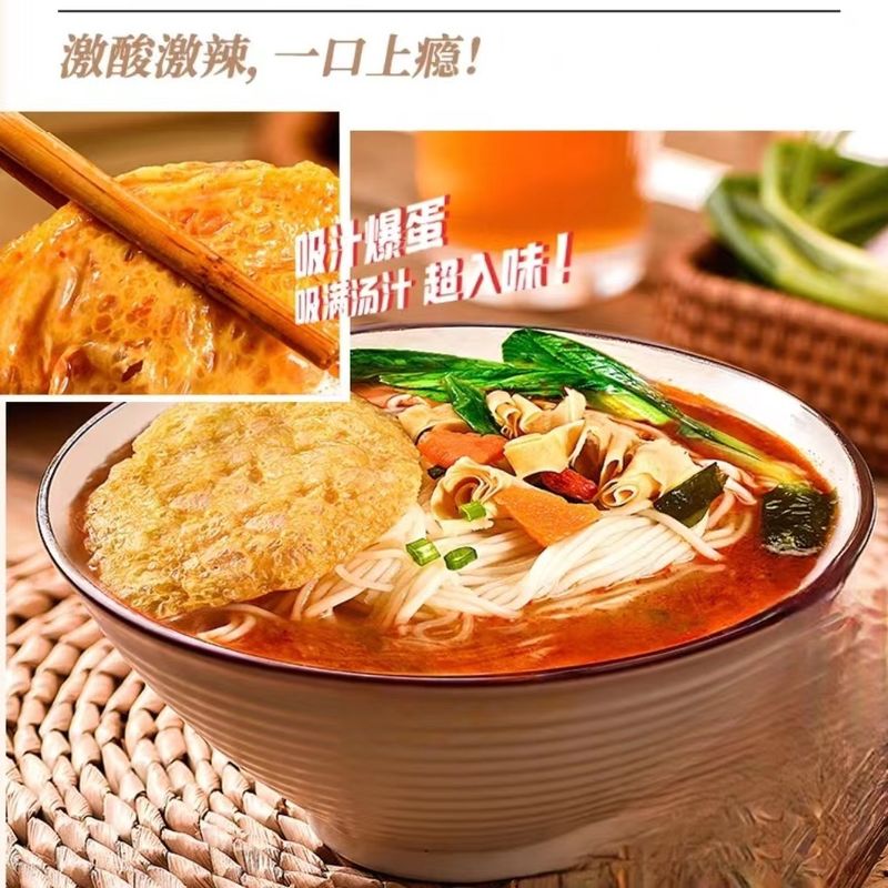 Cucina veloce e facile Ramen con verdura e uova, sani noodles istantanei