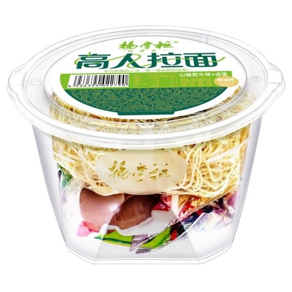Ramen non fritto, noodles istantanei con salsa con condimento e uova piccanti con sapore di manzo.
