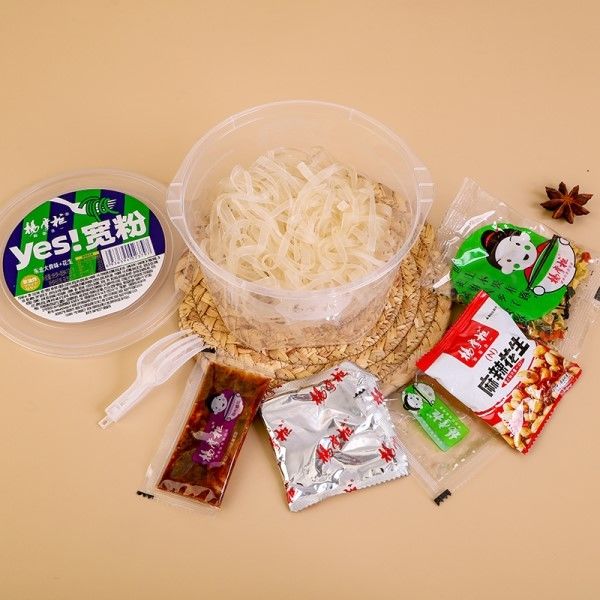 Acqua bollente 5 min Vermicelli piatti larghi Flat noodles istantanei con arachidi e vermicelli larghi