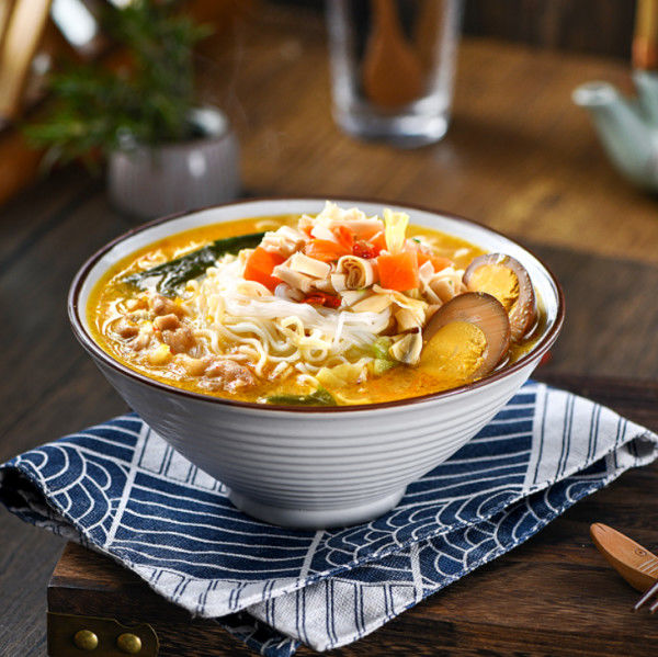 Sopa d'oro Sapore di manzo Vermicelli piccante e acido Instant Noodle Cup Combinazione per cucinare con acqua bollente