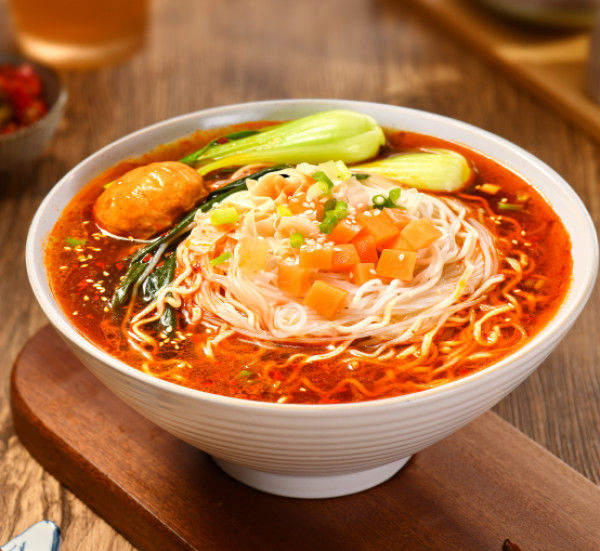 Deliziosi noodles istantanei acidi e piccanti Zuppa Vermicelli e noodles 12 mesi noodles istantanei acidi e caldi