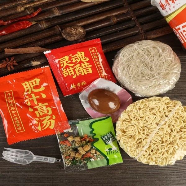 Succo ricco di stile di Hong Kong Vermicelli aromatizzati e noodles istantanei 200g con salsa piccante e dolce