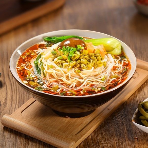 Sapore di fagioli piccanti e acidi Vermicelli e Zuppa di noodles istantanei con ricchi ingredienti