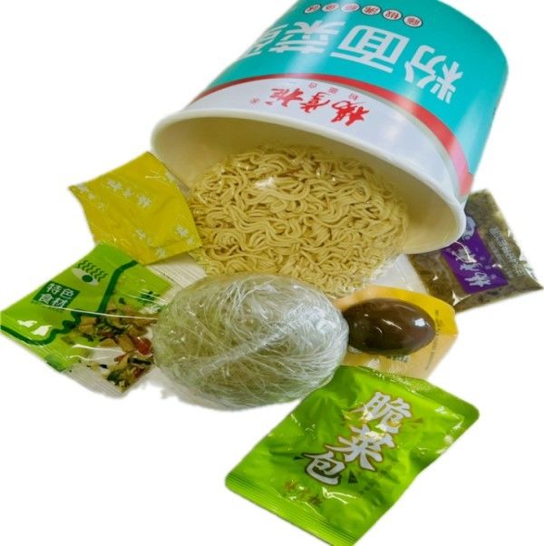Delizioso peperoncino di rattan pesce bollito sapore di vermicelli e noodles istantanei con uovo marinato