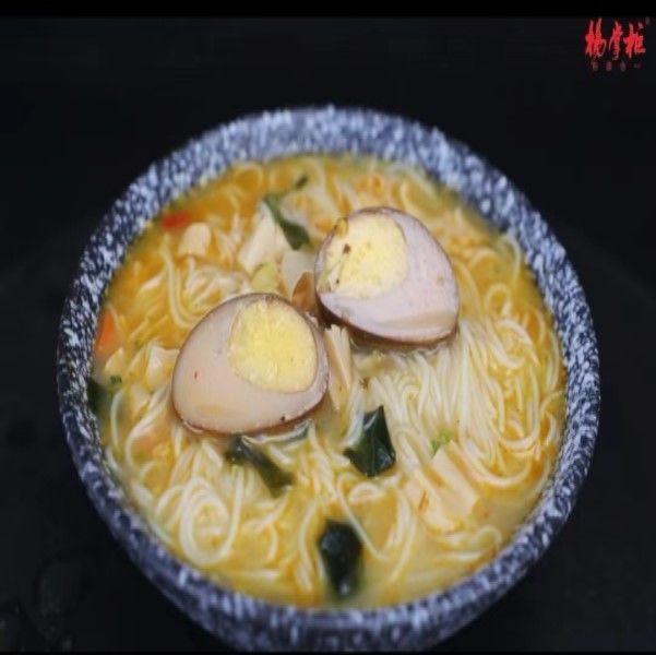 Noodles istantanei al gusto di manzo piccante, convenienti e certificati per un pasto veloce, noodles mala cinesi