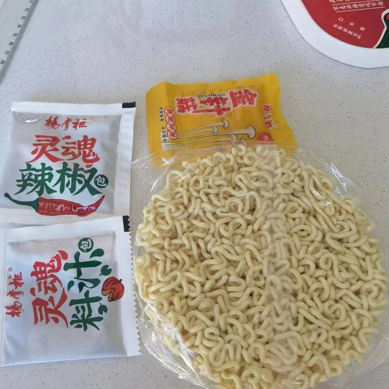 Sapore piccante Noodle Instant Bowl Cup Noodle Piatti veloci e facili Senza sapori o colori artificiali