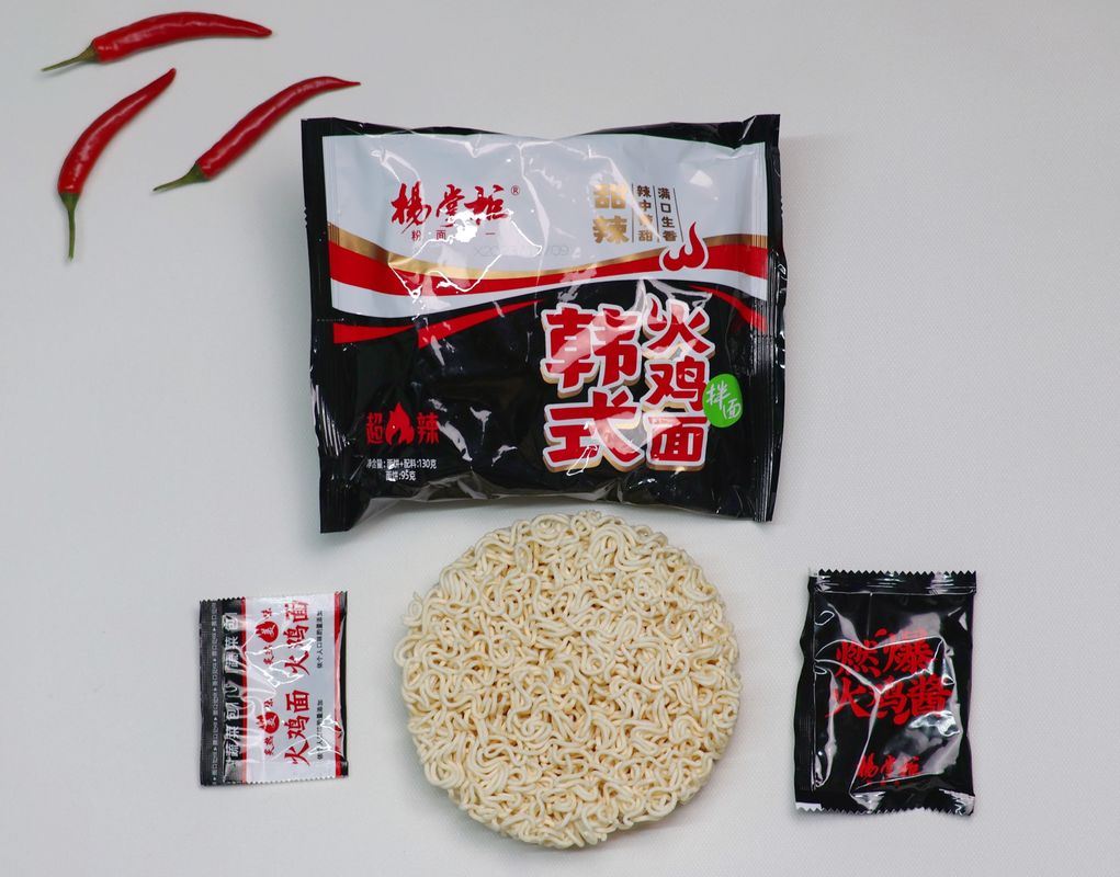 130g*24 Noodles istantanei gusto di pollo caldo per il mercato delle vendite elevate
