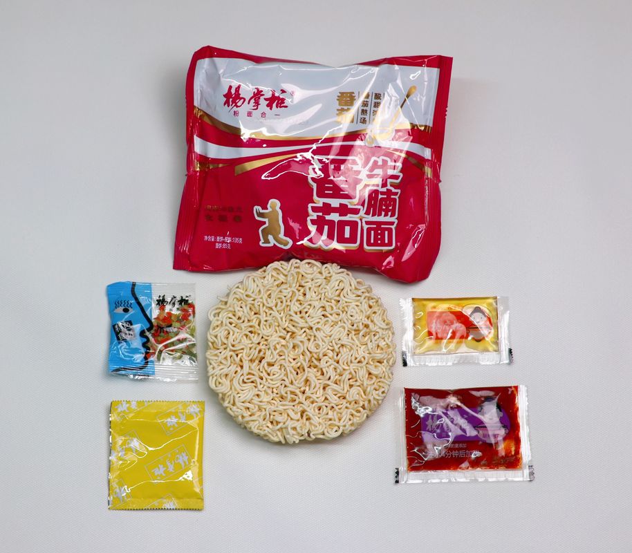 Noodles istantanei 129g*24 Ingredienti di salsa Metodo di cottura con acqua bollente Per transazioni B2B veloci