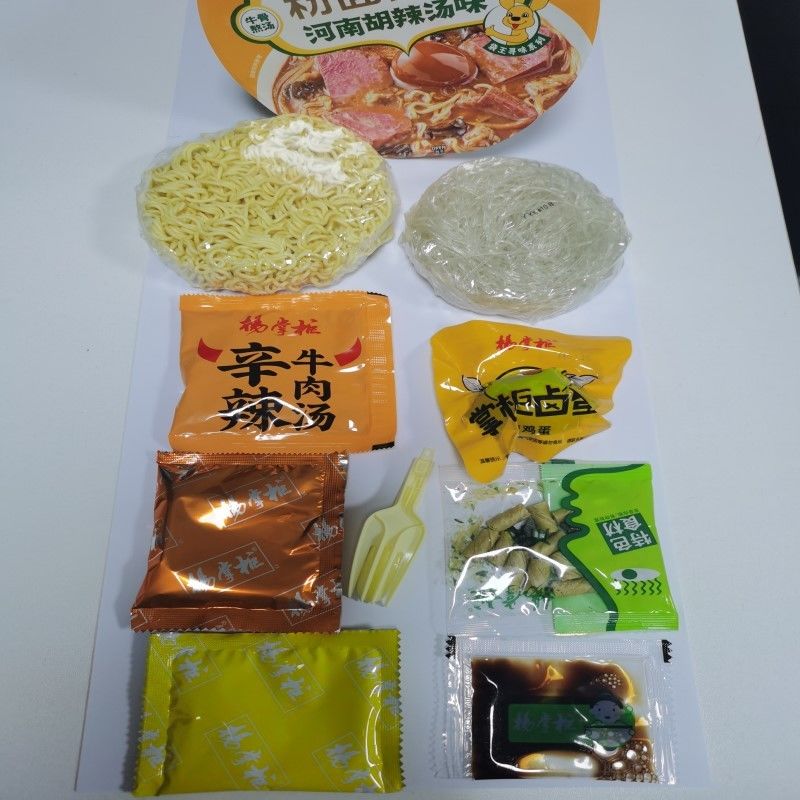 Piccoli noodles cinesi caldi Vermicelli e noodles caldi mala piccante cibo cinese noodles cinese