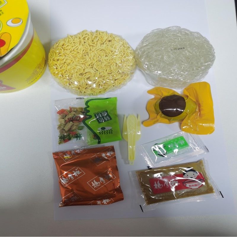Convenienti e gustosi noodles cinesi istantanei durata di conservazione 12 mesi pronti in 6-8 minuti conditi per il sapore autentico
