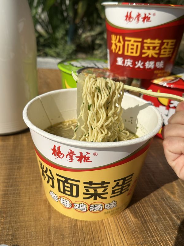 Metodo di cottura con acqua bollente Frittata fritta Ramen istantaneo con pasta 182g e Ingredienti Frittati