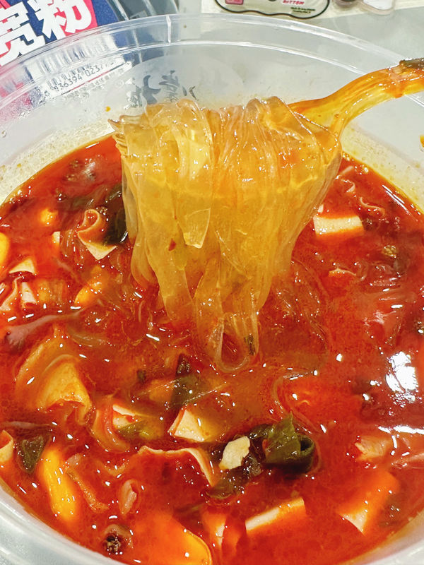 Chongqing Acida e piccante Sapore Tazze di noodles con Vermicelli a livello caldo piccante e ingredienti Vermicelli