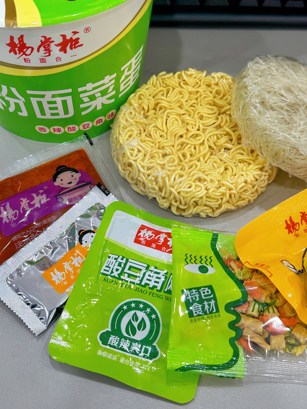 192g Ramen fritto istantaneo Noodle Metodo di cottura Acqua bollente Perfetto per gli amanti della cucina asiatica