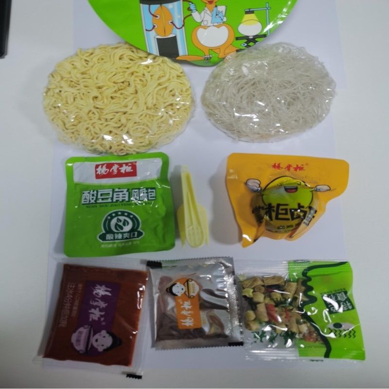 Noodle istantanee fritte con un uovo intero con vermicelli non fritti Zuppa deliziosa Noodle istantanee