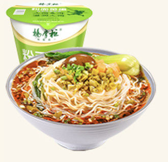 Noodle istantanee fritte con un uovo intero con vermicelli non fritti Zuppa deliziosa Noodle istantanee
