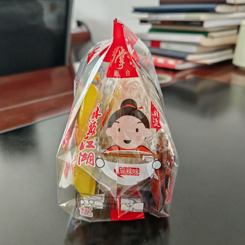 Zuppa Vermicelli istantanei cinesi Vermicelli istantanei con sapore delizioso mala Cina noodles in vetro