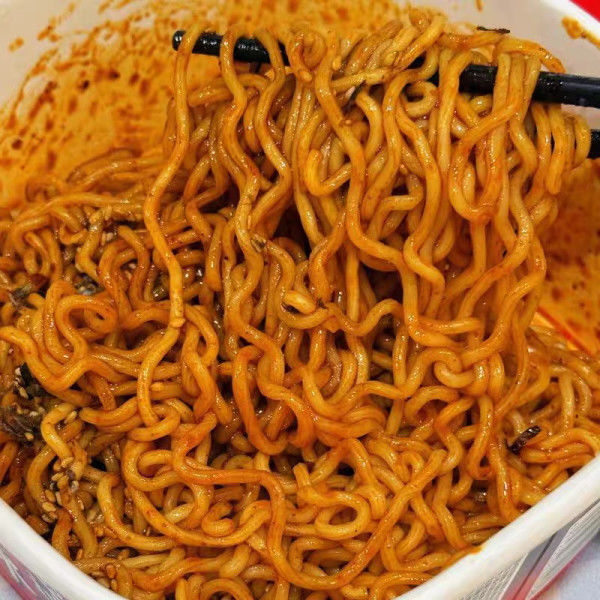 Piccoli noodles secchi di Wuhan con sapore di salsa di sesamo piccante per la vostra autentica esperienza cinese con i noodles