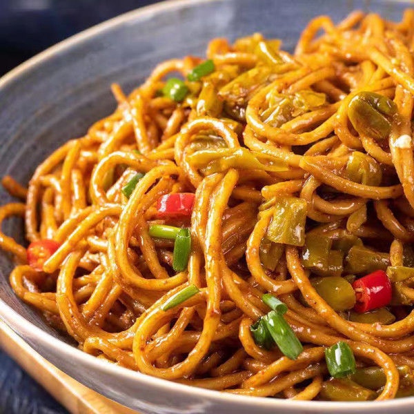 Sfruttate la perfetta combinazione di salsa di sesamo e un po'di spezie nello spaghetti vegetariano
