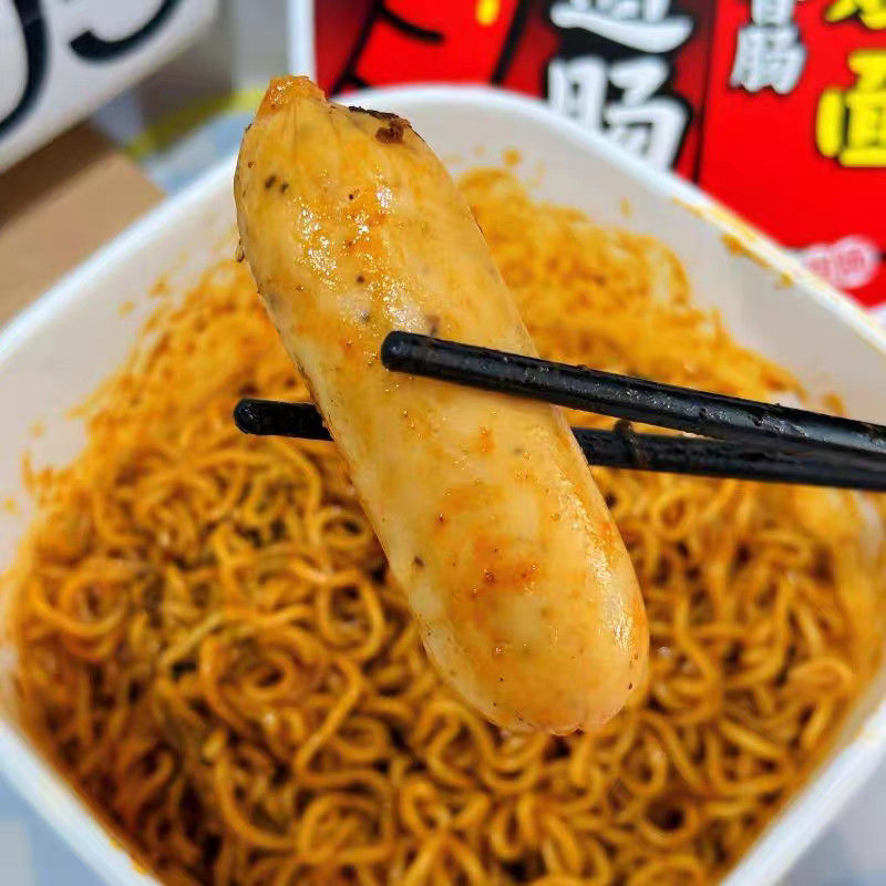 Scatola di carta confezionata Noodle di pollo caldo coreano molto caldo con pepe nero salsiccia autentica