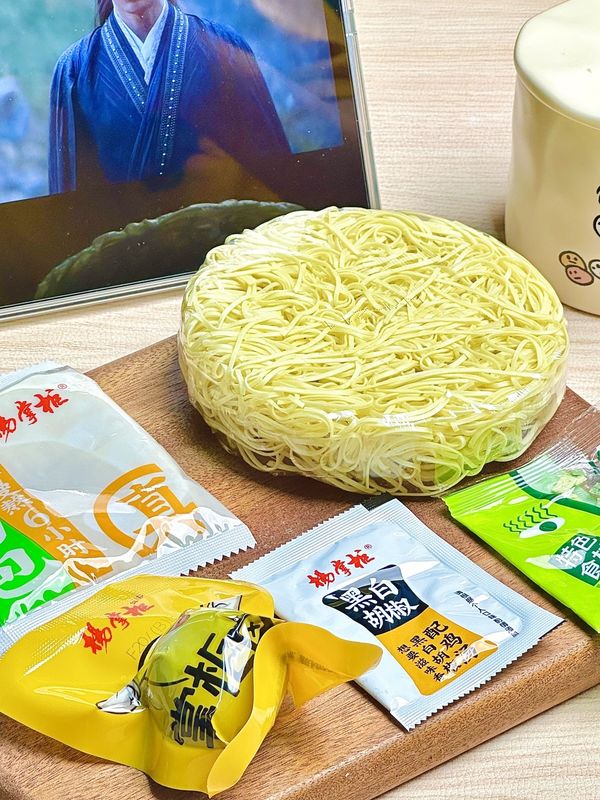 Vivi il gusto autentico di Ramen Noodles 161g Tavola da porzione Sapore di pollo Condimento
