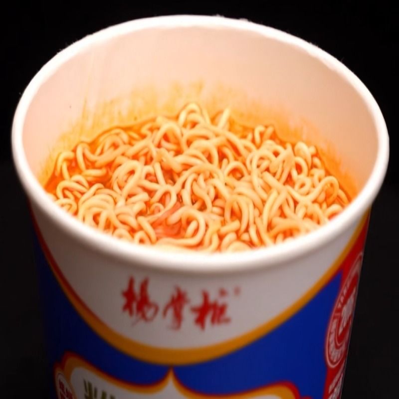 Un barattolo di carta facile da cucinare con vermicelli cinesi veloci con un nuovo sapore di condimento tradizionale