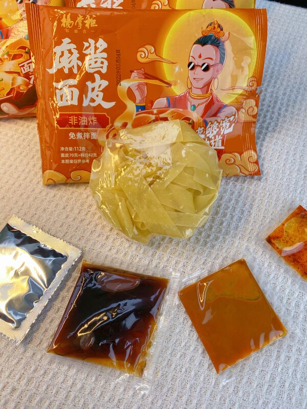 Noodles istantanei al gusto di pasta di sesamo, ideali per punti vendita di fast food e fornitori di servizi di ristorazione