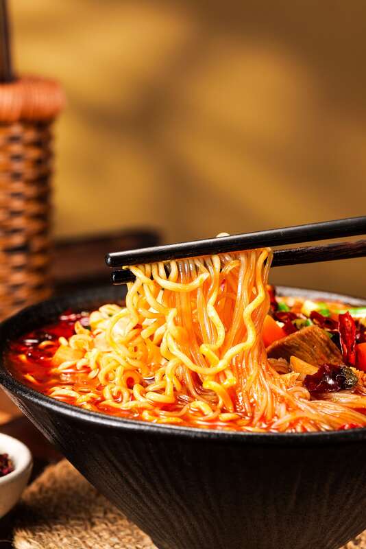 92g12 Cup Noodles Chongqing Mala Sapore Ingredienti vegetali Noodles istantanei Ideali per eventi Catering e servizi di ospitalità
