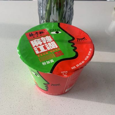 146 grammi di vermicelli acidi e piccanti e noodles istantanei per un delizioso pasto.